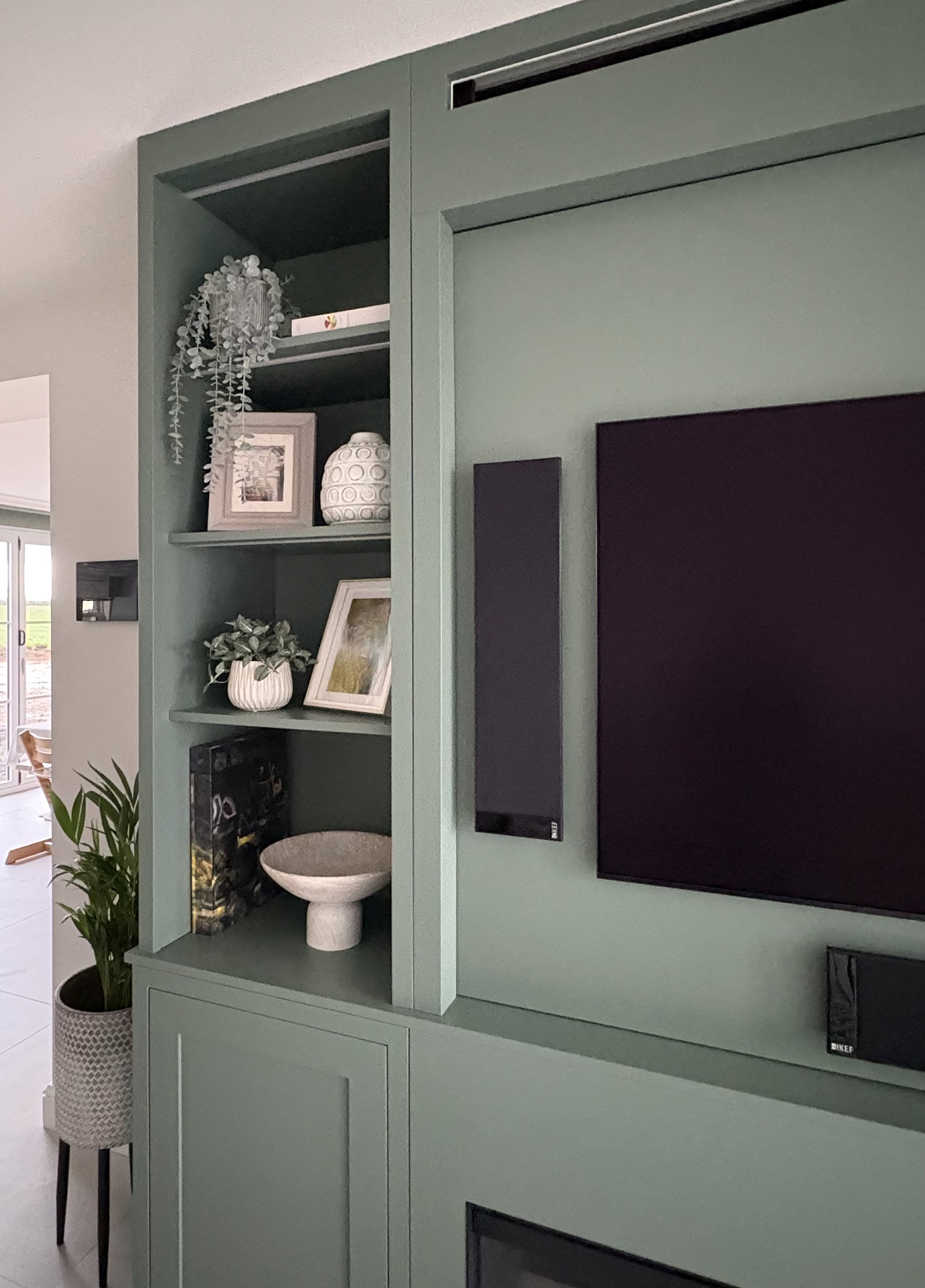 Media Unit in Newton Smooth Cactus 2